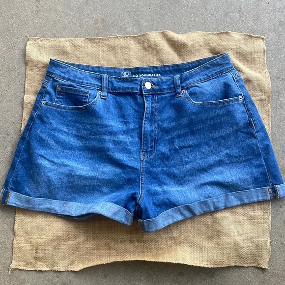 No Boundaries Pants - No Bo No Boundaries denim stretch jean shorts, Size 17